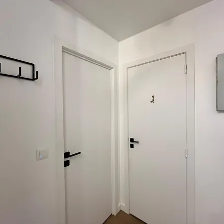 Vanessa - Modern 2 Bedroom Appartement *